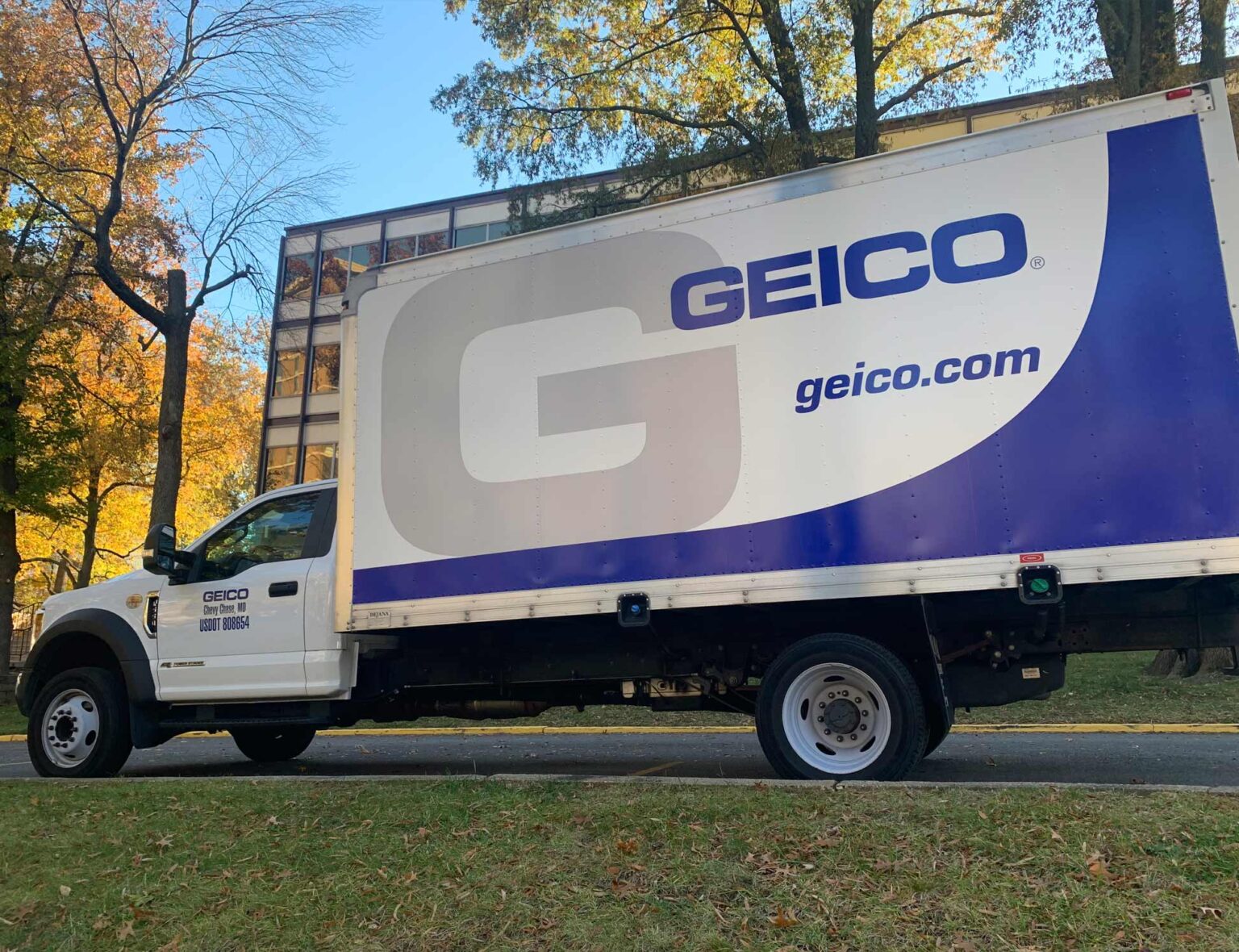 Geico box truck with graphic on cab and truck body