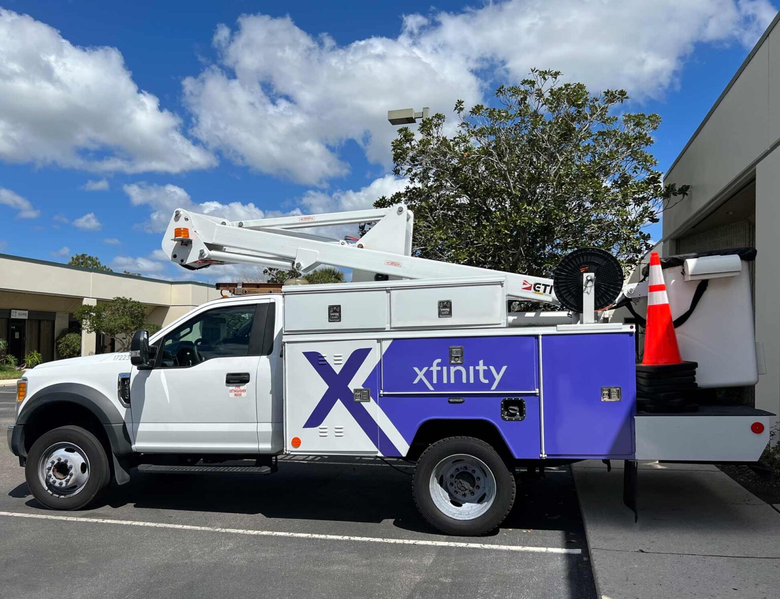 Geico box truck with graphic on cab and truck body